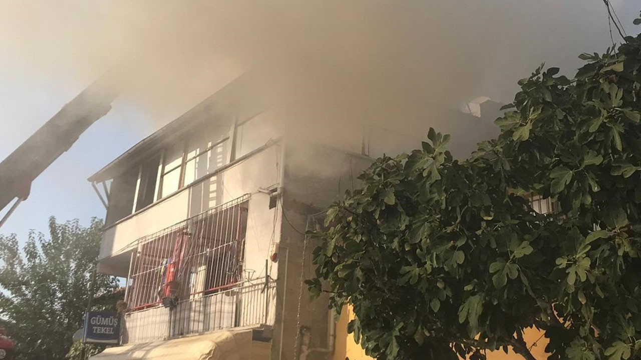 Yer Denizli&hellip; Çatıda mangal yaparken evi yaktı