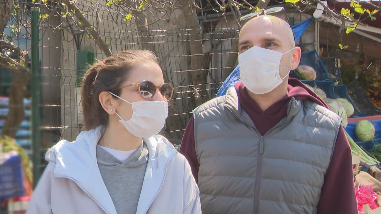 Gripin grubunun solisti Birol NamoÄŸlu ile oyuncu eÅŸi Derya