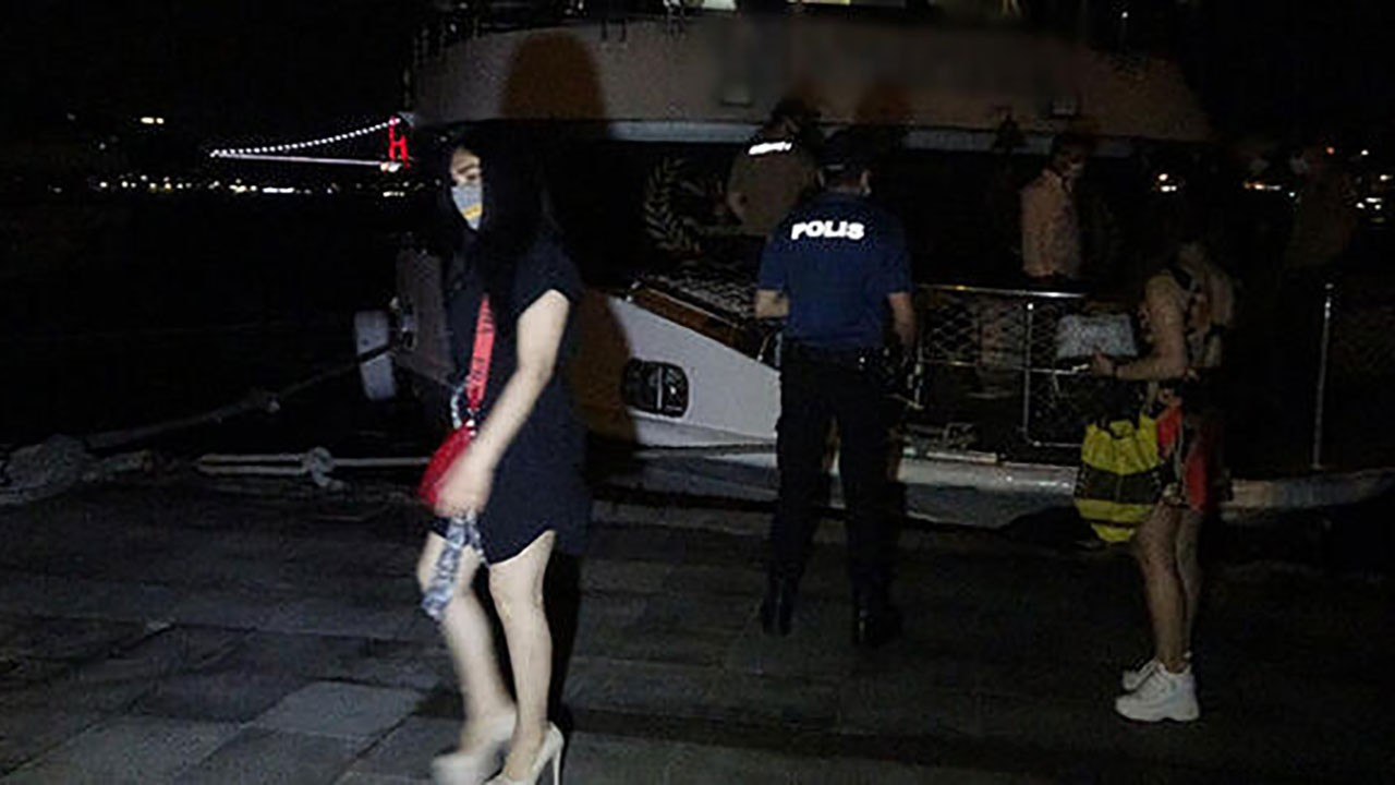 Bebek�teki lüks yat partisine polis baskını!