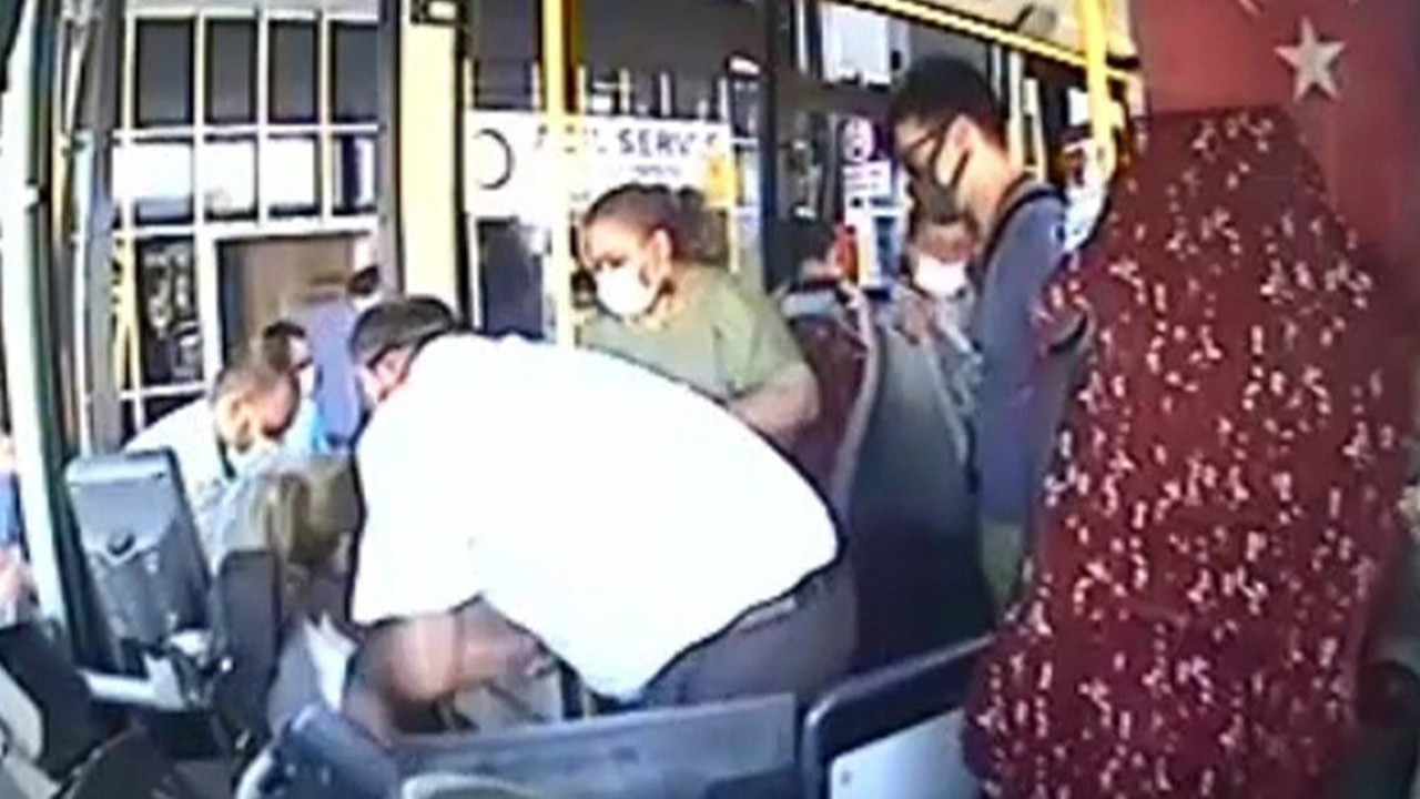 Mersin Büyükşehir Belediyesi otobüs şoförü, seyir esnasında otobüste