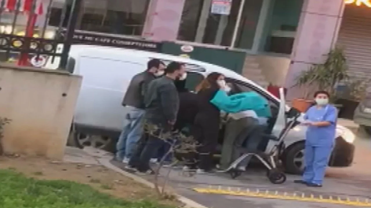 Sancaktepe De Sancilari Tutan Hamile Kadin Esi Tarafindan Hastaneye Goturuldu Aractan Inemeyen Genc Kadina Doktorlar Aracta Dogum Yaptirdi