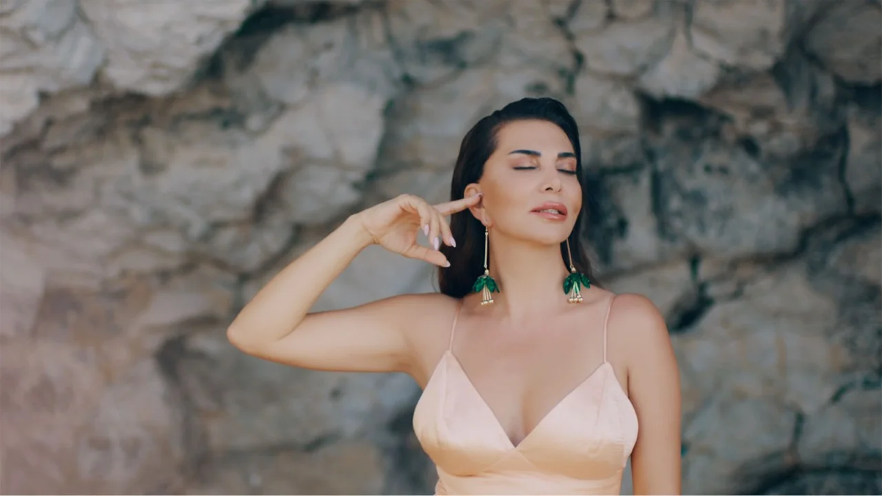 ebru yasar gulseven in yeni klibi sessiz aldim bu yaza damgasini vuracak sessize aldim sozleri