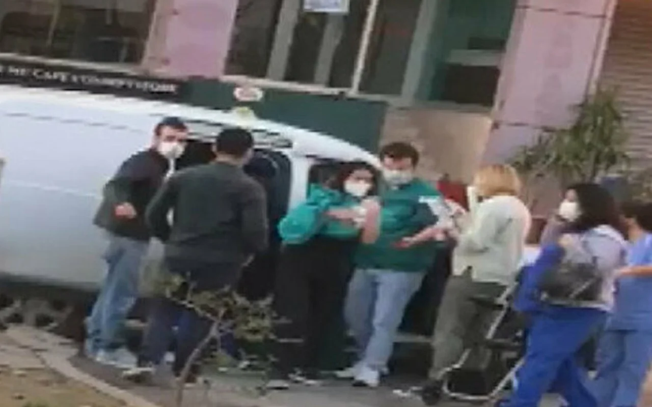 Sancaktepe De Hamile Kadin Hastane Kapisinda Aracta Dogum Yapti