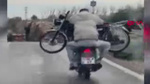 Mersin'de tehlikeli yolculuk! Arızalı motosikleti motosikletle taşıdılar! Canlarını hiçe saydılar!
