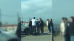 Yol verme kavgasına tutuştular! Önce kadınlar sonra erkekler birbirine girdi... Yumruklar havada uçuştu!