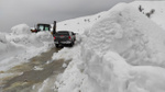 Batman'da kar kalınlığının 2 metreyi geçtiği köy yolu 12 saat süren çalışmanın sonucunda yeniden ulaşıma açıldı