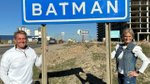 ABD Büyükelçisi Jeff Flake, Batman il tabelası önünde poz verdi: Yaptığı espri gündem oldu. Gotham’ı arıyoruz