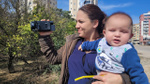Kadın gazeteci 7 aylık oğlu ile muhabirlik yapıyor