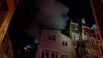 4 katlı binanın çatısında çıkan yangın başka eve sıçradı