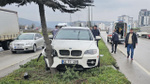 Samsun'da kontrolden çıkan otomobil ağaca çarptı: Sürücü yaralandı