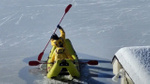 İtfaiye ekipleri, gelen ihbarla birlikte oraya koştu. Kıyıdan yaklaşık 200 metre uzakta buzun içinde tir tir titriyordu