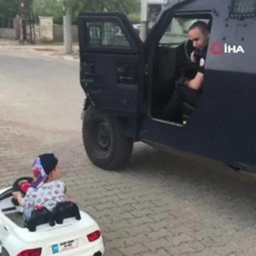 Mardin De Akulu Arabasiyla Gezen Cocuktan Ehliyet Isteyen Polis Guldurdu