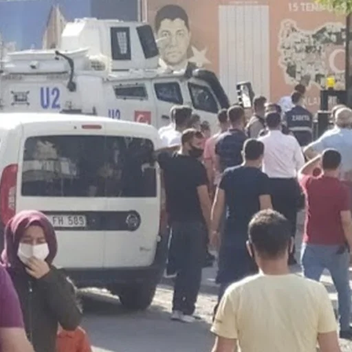 Diyarbakir In Silvan Ilcesinde Benzinle Hukumet Konagi Onune Gelerek Kendini Yakmak Isteyen Sahsi Polis Engelledi