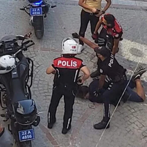 Edirne De A I Ve B I Kardesler Maske Takmadiklari Icin Haklarinda Tutanak Tutmak Isteyen Polislere Saldirdi