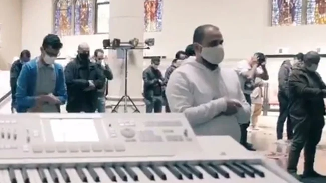 Almanya'da bir kilise kap�lar�n� namaz k�lmak isteyenlere a�t�