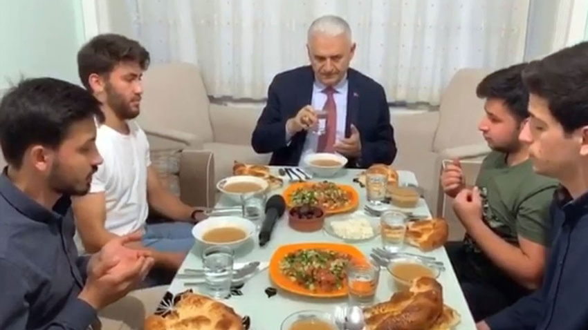 Yıldırım üniversiteli gençlerle orucunu açtı