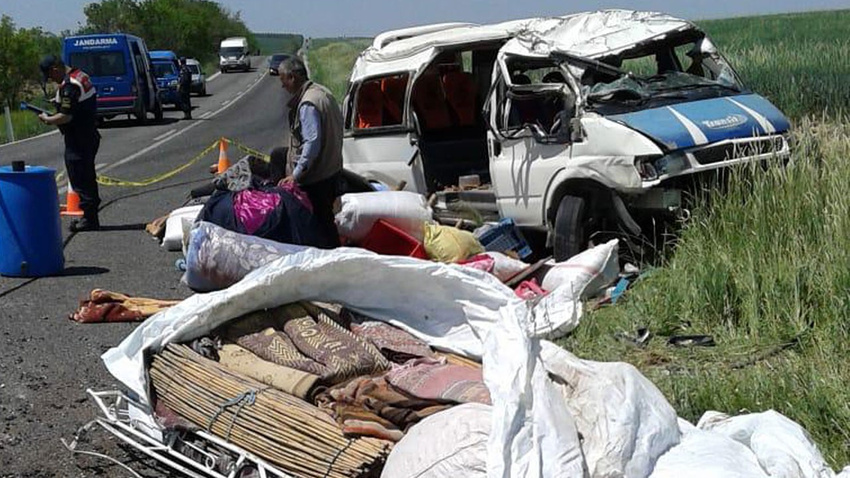 İşçilerini taşıyan minibüs devrildi!