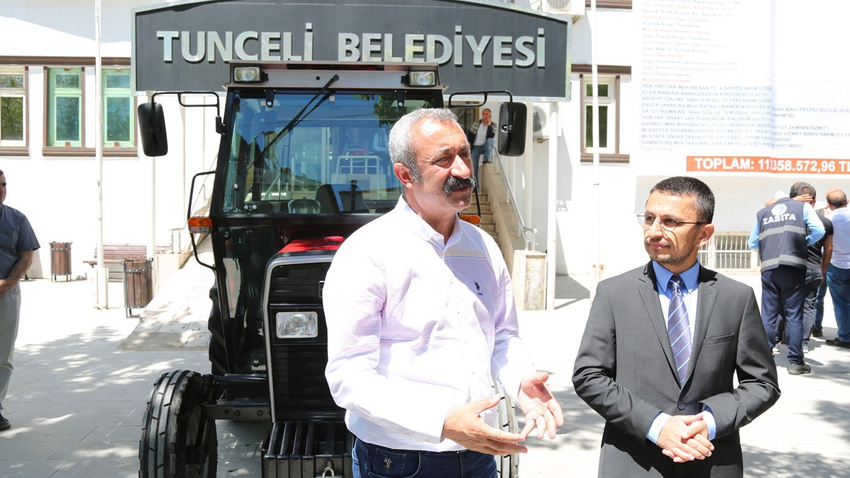 Komünist başkanı sevindiren hediye