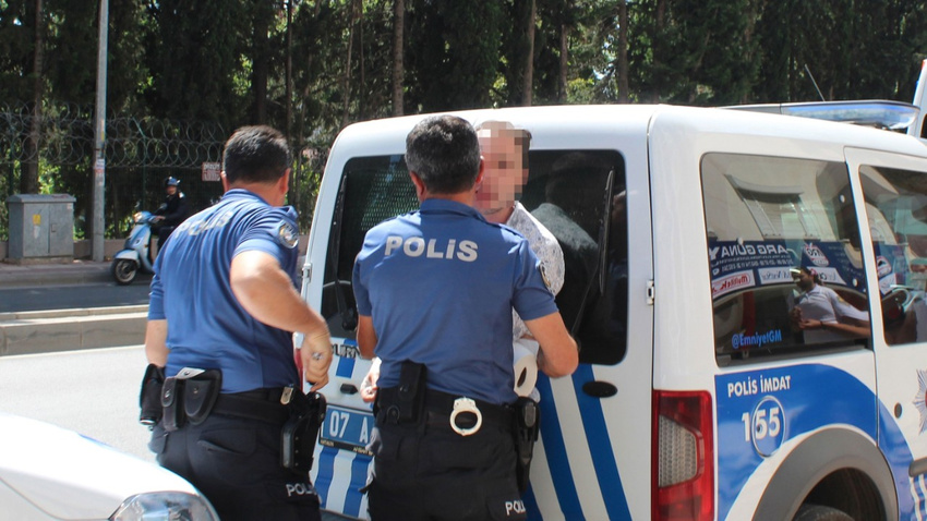 Baba-oğul kavgası karakolda bitti, sokaktakiler ölümden döndü