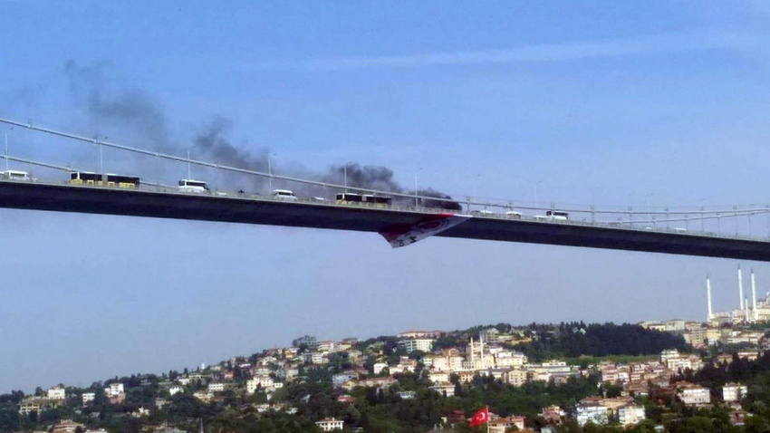 Önce aracını yaktı, sonra köprüden atladı