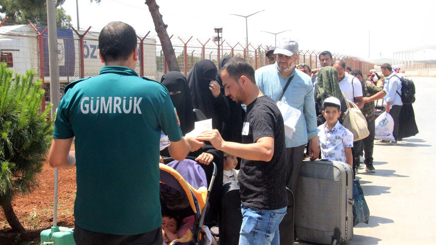 Bayramda ülkelerine giden 20 bin Suriyeli'den 2 bini geri döndü!