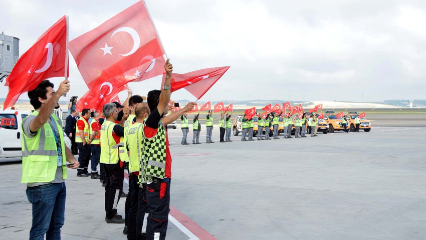 Milli Takıma bayraklı karşılama