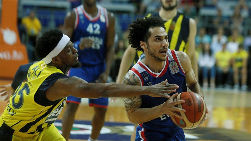 Efes seride öne geçti