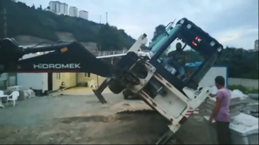 İş makinesini yan yatırıp arkadaşının çakmağını yaktı