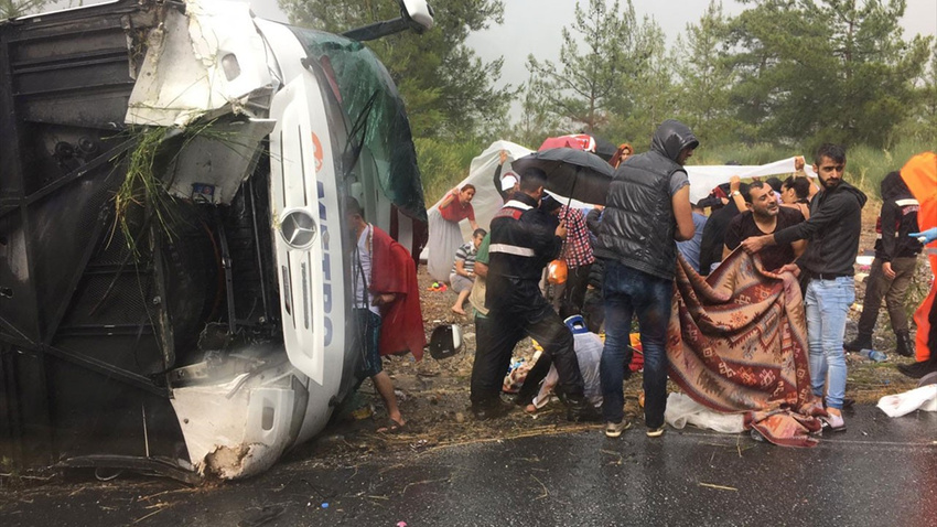 Antalya'da yolcu otobüsü devrildi: 20 yaralı