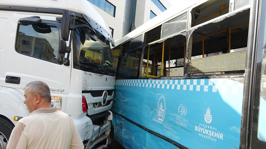 Hafriyat kamyonu halk otobüsüne çarptı: 10 yaralı