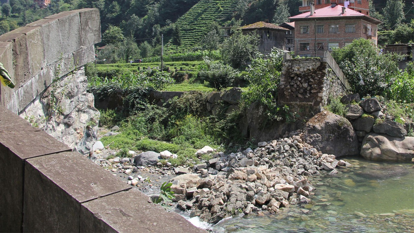 Yer: Rize... Tarihi köprü bir anda çöktü!