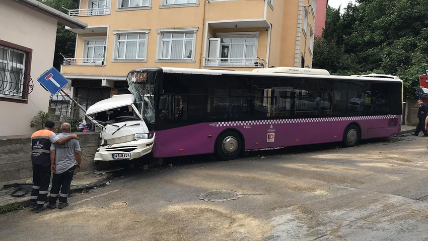 Halk otobüsü minibüse çarptı: Yaralılar var