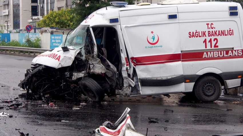 Yürekleri ağza getiren kaza! Ambulans direğe çarpt!