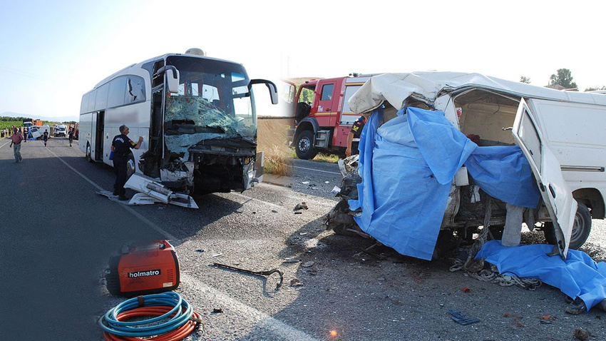 Salihli'de feci kaza: 6 ölü 22 yaralı