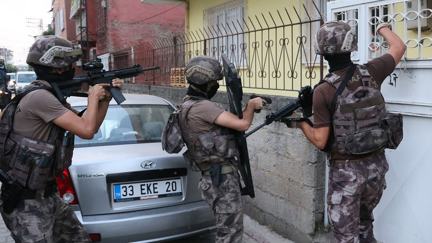 Milyonlarca kişinin kimlik bilgisini çaldılar