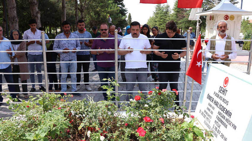 Şehit Ömer Halisdemir'in kabrinde ziyaretçi akını