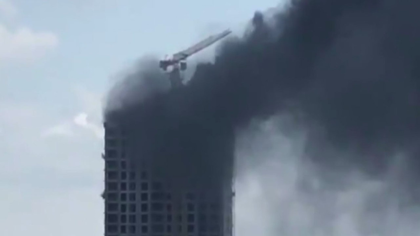 İstanbul'da 29 katlı binanın çatısında yangın!