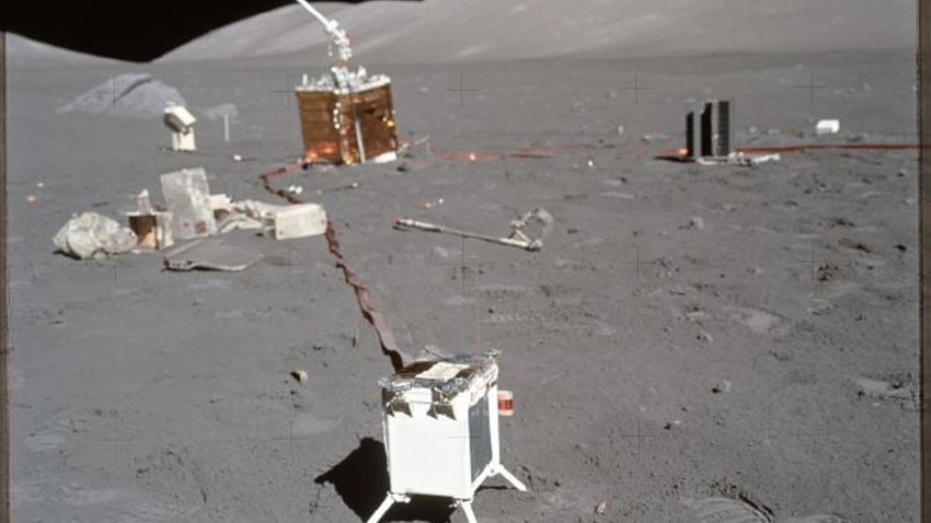 Astronotların Ay'da bıraktığı tuhaf eşyalar