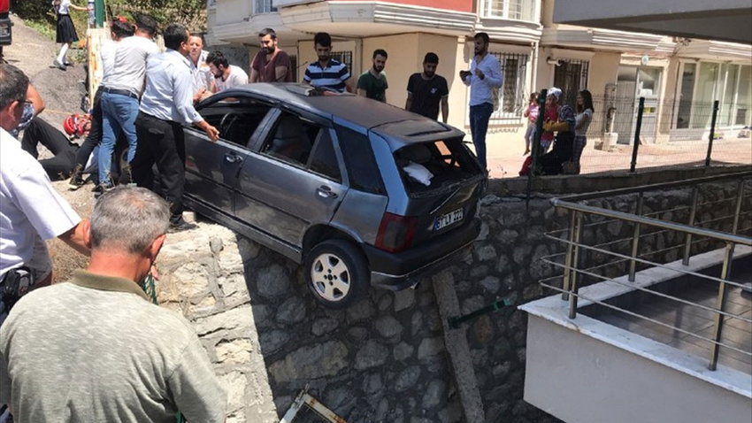 Freni boşalan otomobil korkuluklara asılı kaldı
