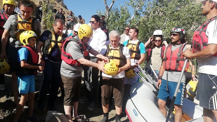 Binali Yıldırım memleketinde rafting yaptı
