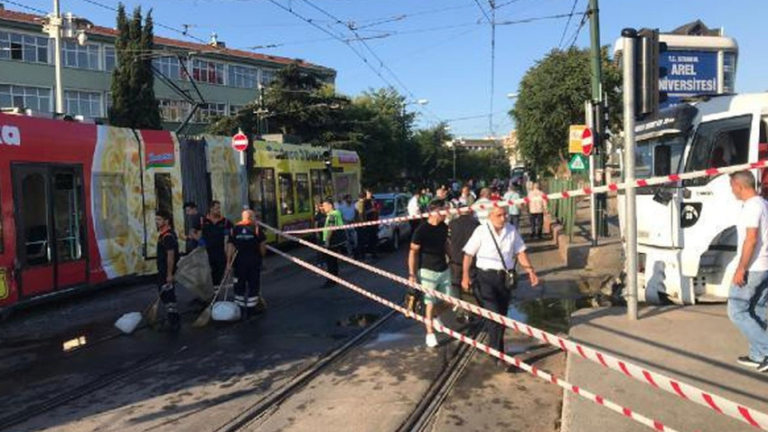 Su tankeri tramvaya çarptı
