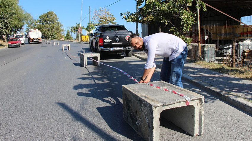 Arsasından geçiyor diye yolu trafiğe kapattı