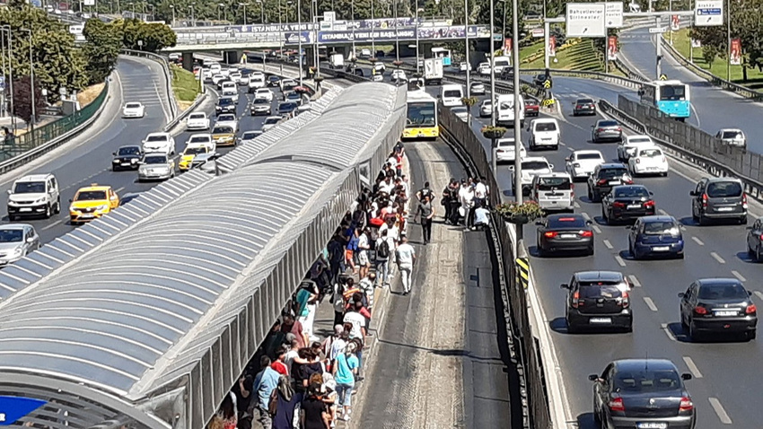 Şirinevler'de bir genç dengesini kaybetti, metrobüsün altında kaldı!