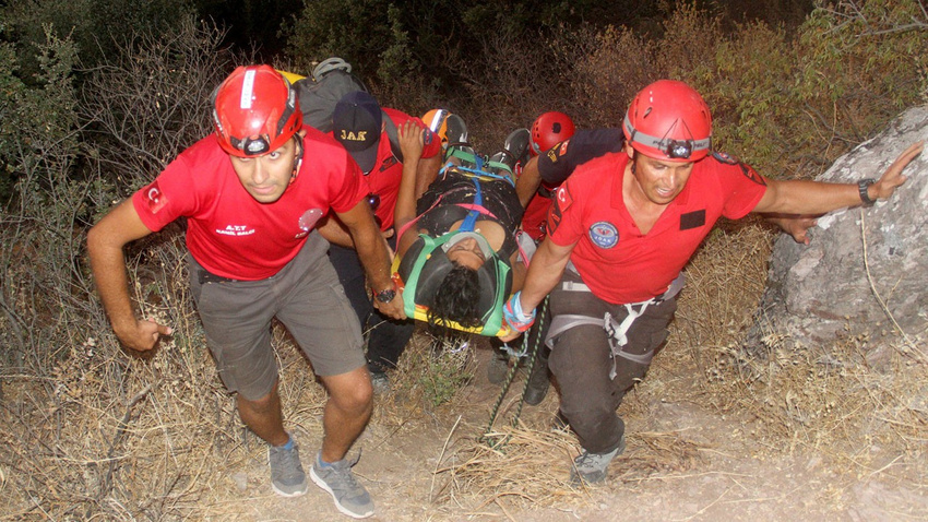 Kayalıklardan düşen genç 12 saatte kurtarıldı