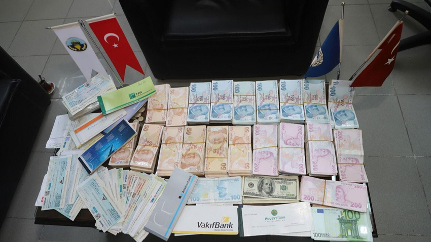 2 milyonluk çantayı bankta unuttu