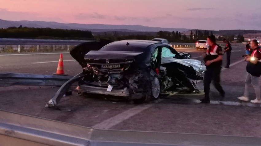 Bariyerlere ok gibi saplandı: 2 ölü 2 yaralı