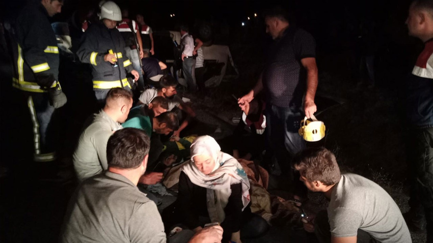 Kaçak göçmen taşıyan minibüs devrildi: 35 yaralı
