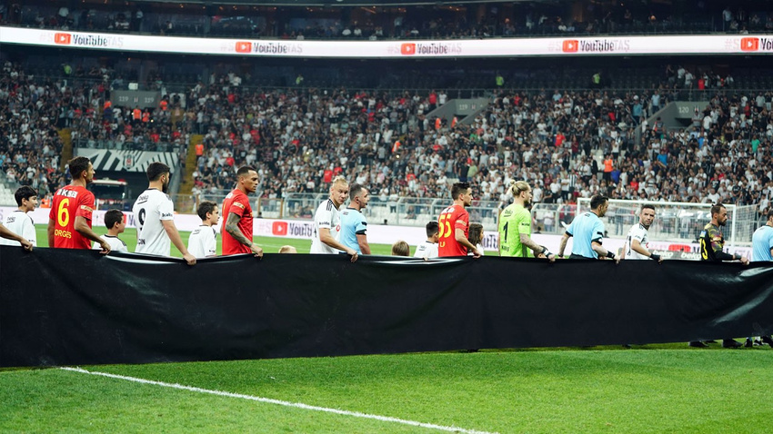 Emine Bulut için siyah pankart
