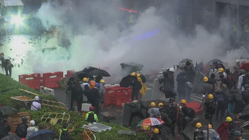 Hong Kong'da protestocular kazandı: Çin'e iade yasa tasarısı geri çekiliyor