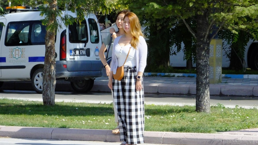 Çinli turistler İstiklal Marşı okunurken saygı duruşunda bulundu